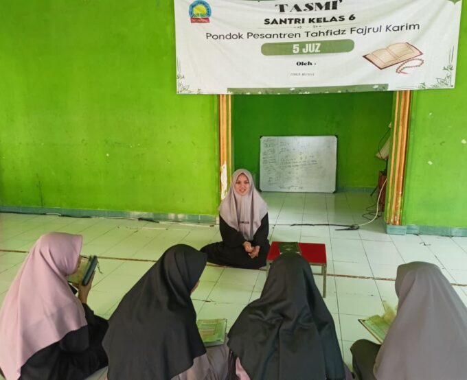 Tasmi Al Qur'an 5 juz sebagai syarat kelulusan kelas akhir santri Fajrul karim Islamic boarding school